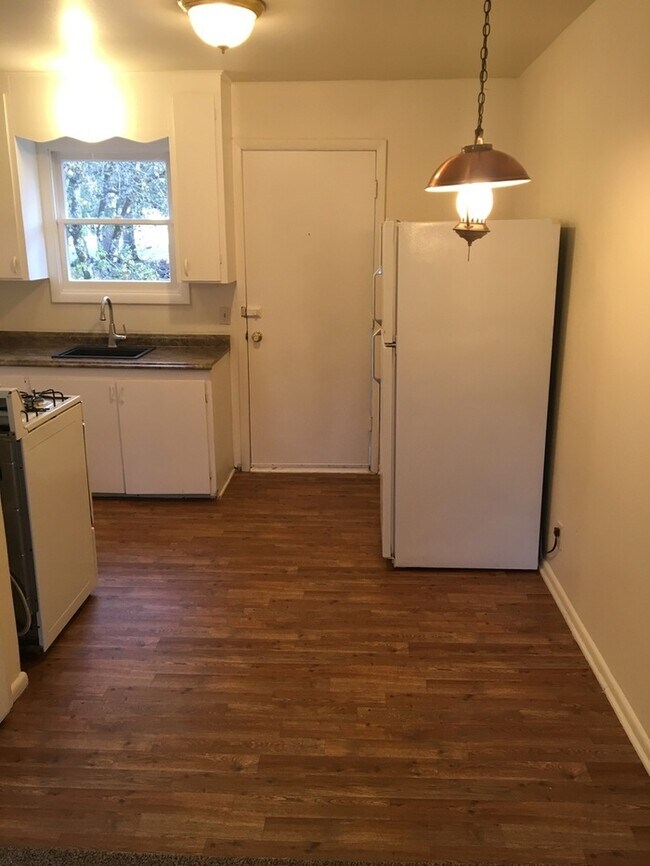 Building Photo - Tacoma/ Parkland duplex 2bdr 1 bath