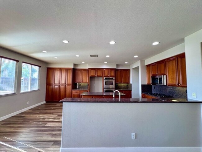 Building Photo - Oversized 5 bedroom Copper Canyon Murrieta...