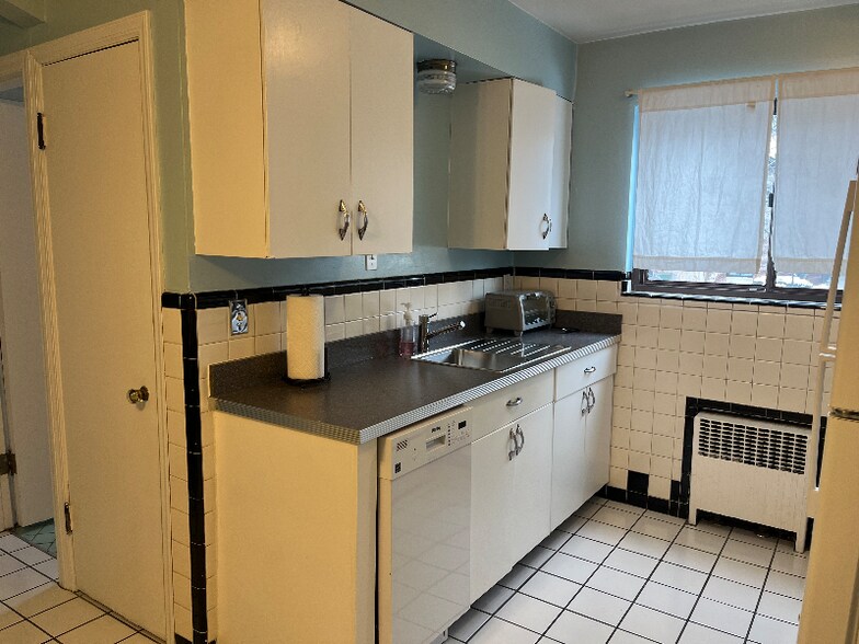 Building Photo - 464 Grand Ave