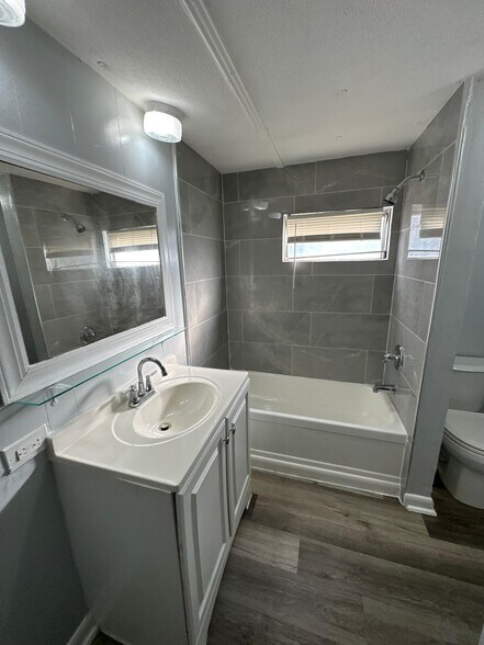 Building Photo - 7663 Bentwillow Dr