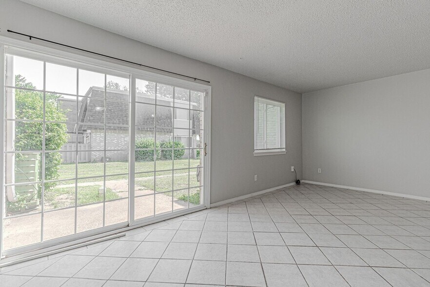 Building Photo - 1402 Bill Carrol Dr