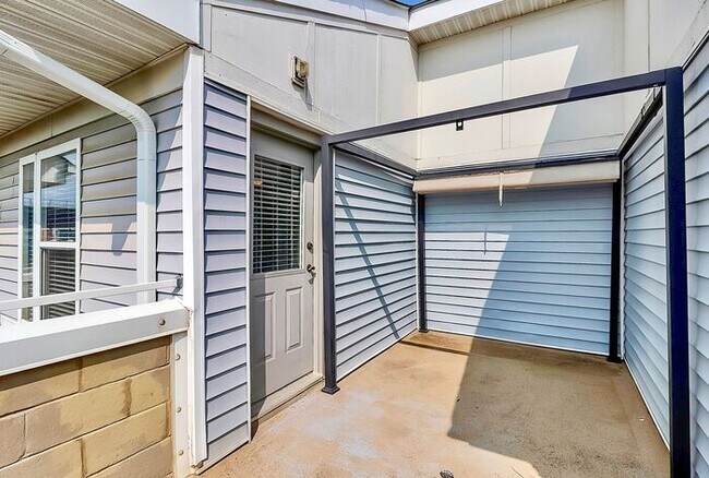 Building Photo - Spacious 2BD/2.5BA Condo in NODA!