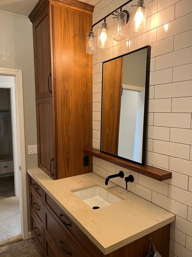 Building Photo - Beautiful Large Home in Wildhorse