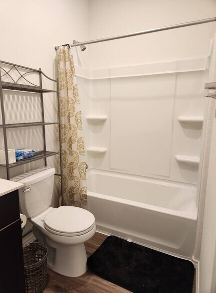 Guest/Hall bathroom - 13306 Mussel Run