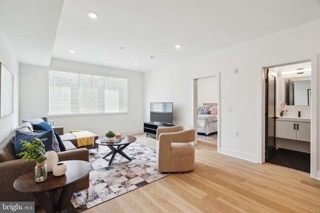 Building Photo - 1419 W Grange Ave