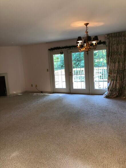 Living area - 11117 Jardin Pl