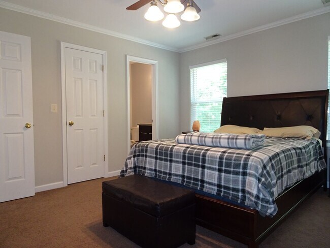 Building Photo - 3 Bedroom 2.5 Bath Single Family Home for Rent in Penniman East