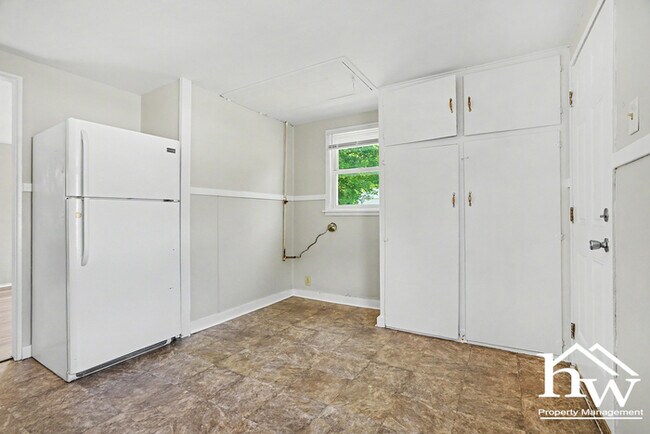 Building Photo - Cute Two Bedroom