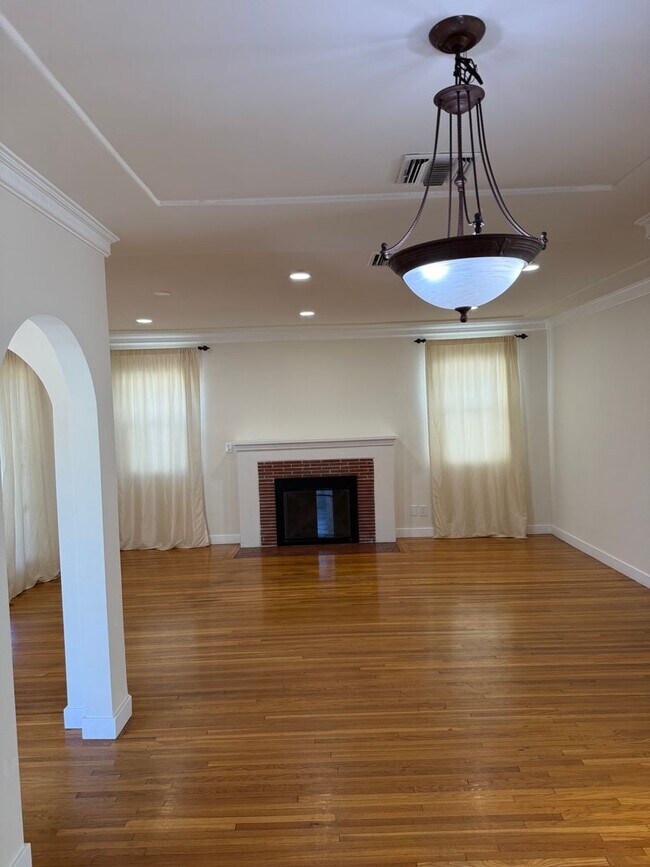 Building Photo - Charming 3 bedroom, 2 bathroom Traditional home in the highly desirable Rancho Park / West Los An...