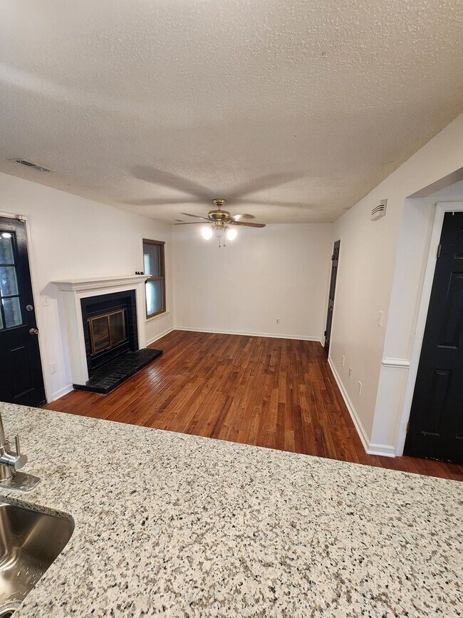 Building Photo - 4 Bedroom Home in Sought Out Neighborhood ...