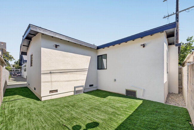 Building Photo - 680 E 45th St