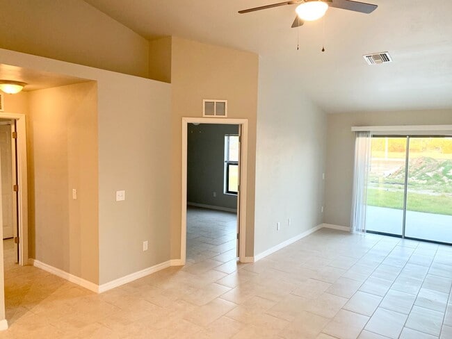 Building Photo - Like New DUPLEX 3 bedroom, 2 bath, 1 car g...