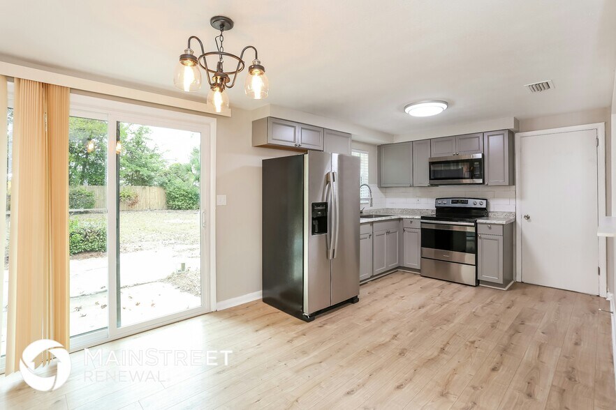 Building Photo - 303 Renne Dr N