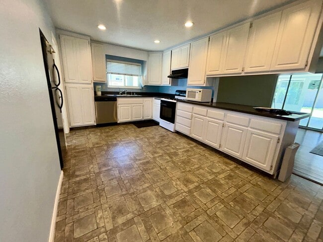 Building Photo - 4 Bed / 2 Bath Home for Rent in Huntington Beach