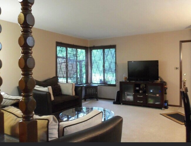 Living room - 106 Ken O Sha Dr SE