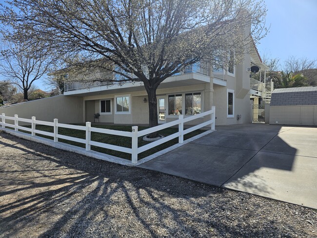 Building Photo - 470 Vermillion Ave