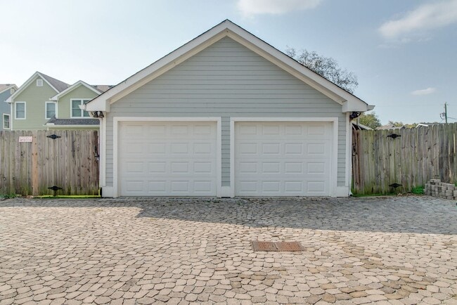 Building Photo - 3 bed 2.5 bath in Germantown, 1 Car Garage, Fenced Yard