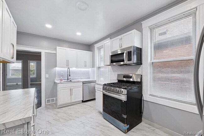 Building Photo - 304 Hendrie St