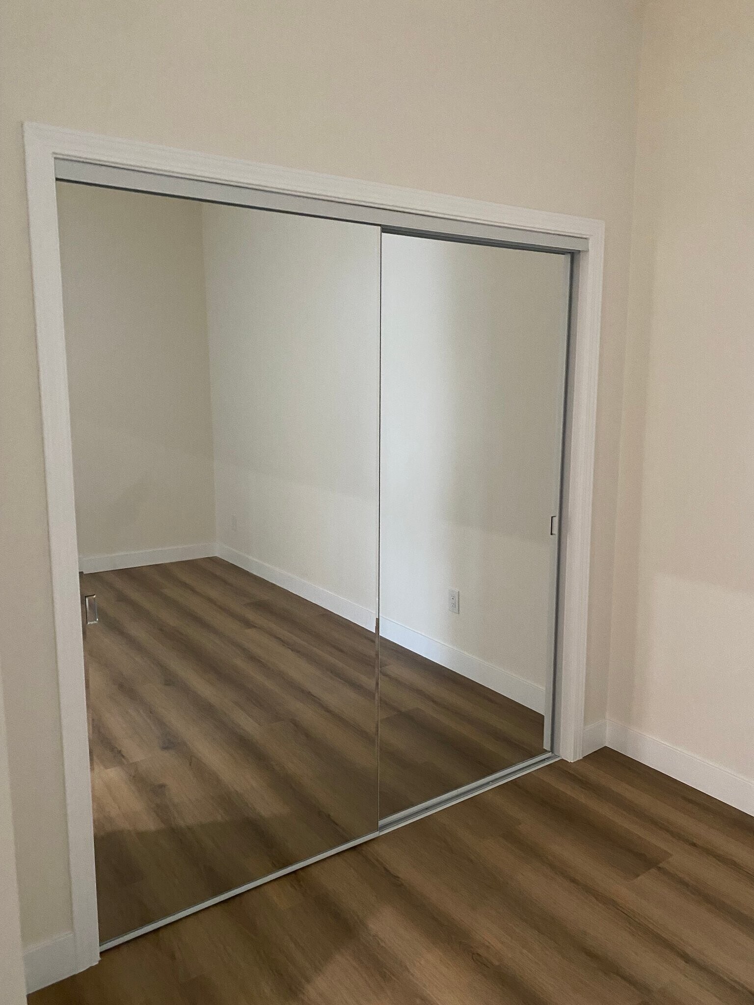 Building Photo - 1610 N Kingsley Dr