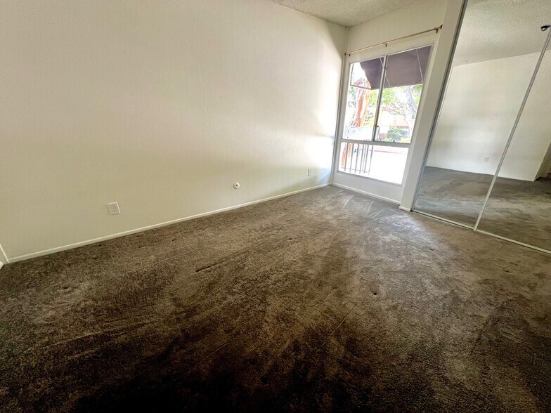 Middle BR - 4900 Overland Ave
