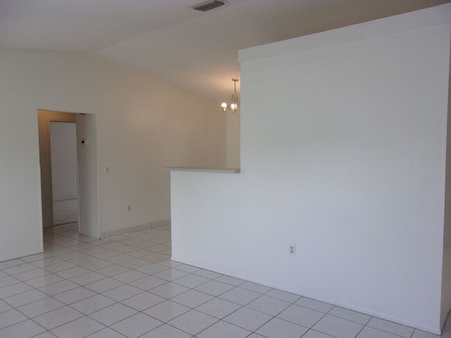 Building Photo - 2261 Maximilian Ave