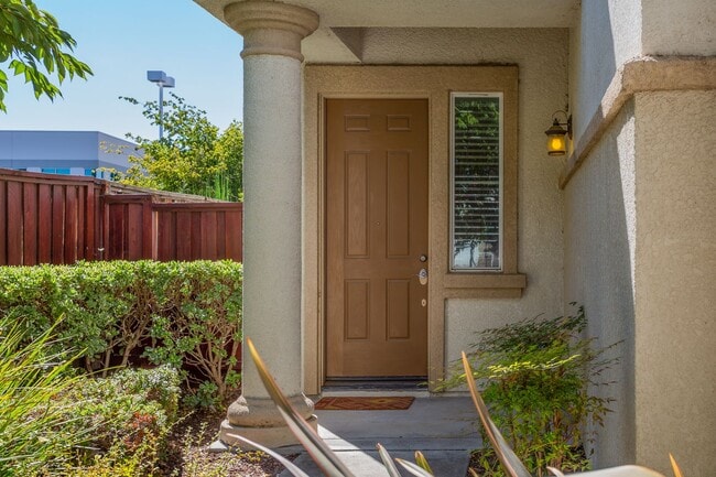 Building Photo - Beautiful 3 Bed/2.5 Bath 2- Story Home