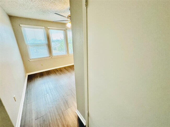 Building Photo - 2612 Gwendolyn Ln
