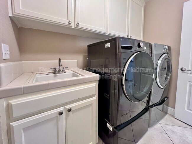 Building Photo - 5705 E Erin Ave