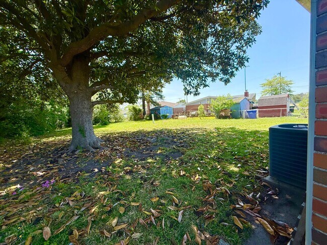 Building Photo - ***3 Bed Ranch with off-street parking and large yard!