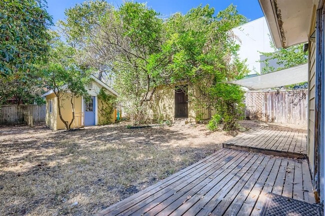 Building Photo - 1705 Kerr St