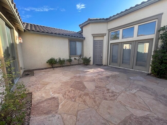 Building Photo - Carry Over Showing: This property has been...