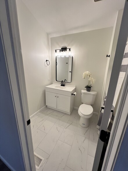 Building Photo - 666 Mariner Dr