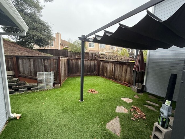 Building Photo - 3-Bedroom Pinole Townhouse with Spacious L...