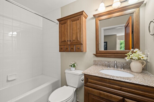 Building Photo - 215 Maple Ridge Ln