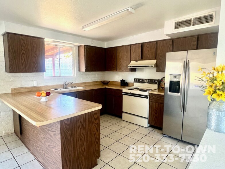 Building Photo - 2328 W Las Lomitas