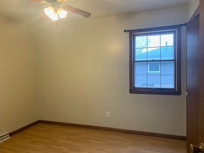 Building Photo - 822 Dwight St