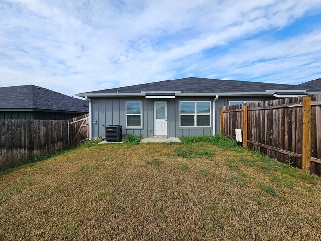 Building Photo - 1227 Concord Dr