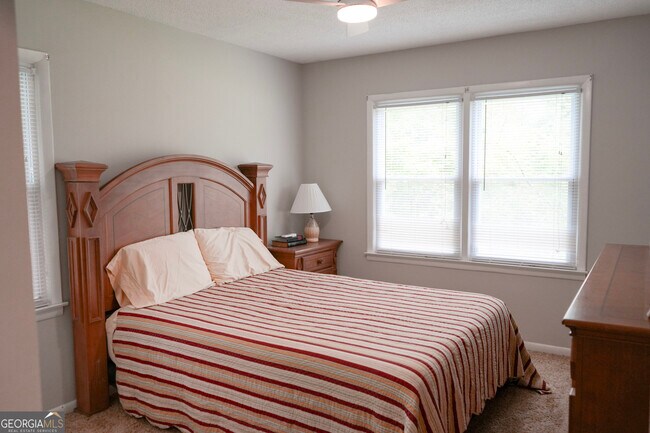 Building Photo - 307 Pinewood Dr