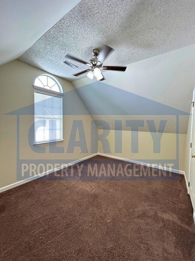 Building Photo - 3-bedroom home w/ single car garage!