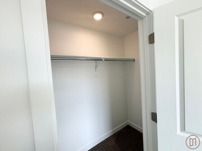 Building Photo - LIKE NEW Home in Long Valley!