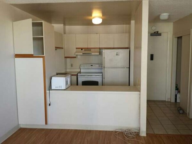 Building Photo - Kukui Plaza- Ewa Tower- 1 Bedroom, 1 Bath!
