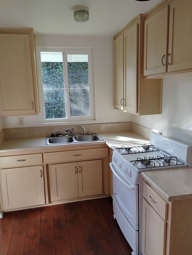 Building Photo - 18924-18934 Gault Street