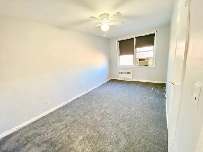 Building Photo - 1 Sadore Ln