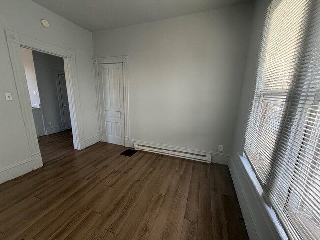 Building Photo - 1137-4 Walnut-