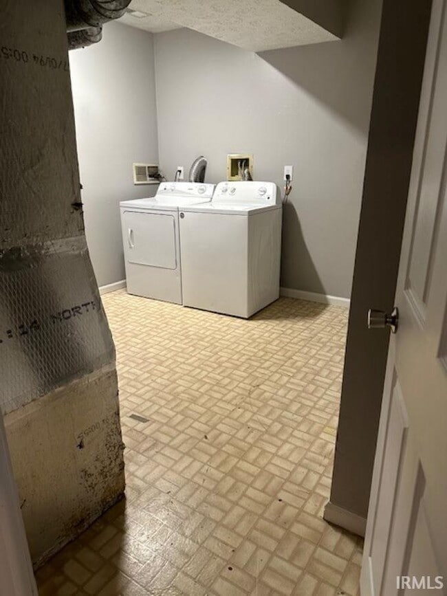 Building Photo - 1326 N Woodburn Ave