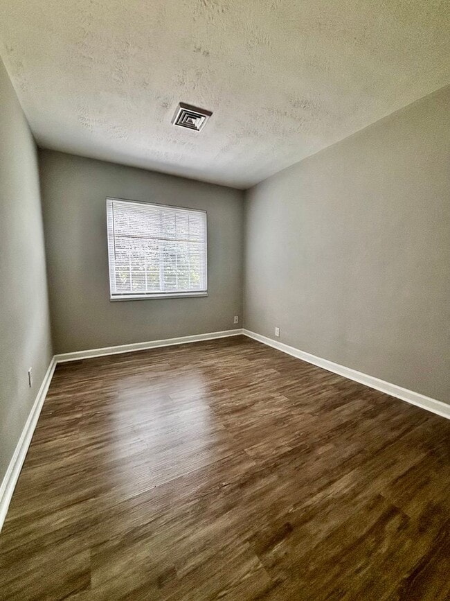Building Photo - 523 Hadley Ave