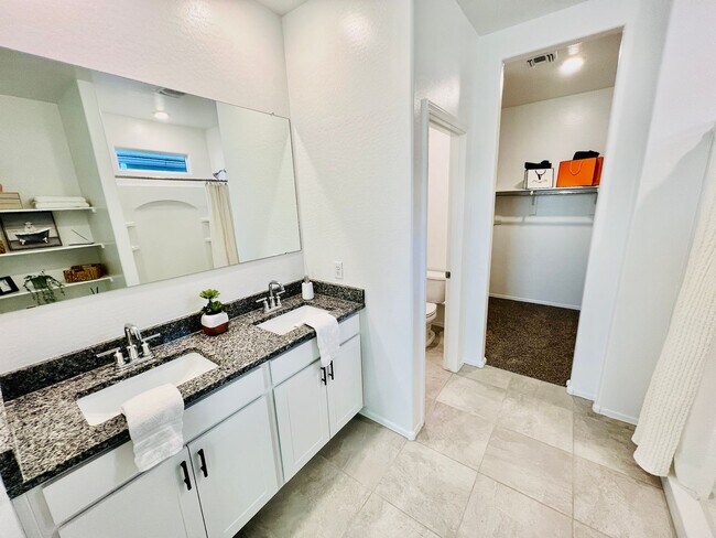 Building Photo - 1131 W Chimes Tower Dr