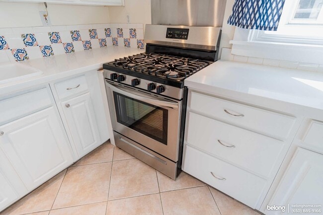 Building Photo - 2400 Bonar St