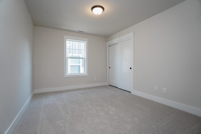 Building Photo - 150 N Edgewood Ln