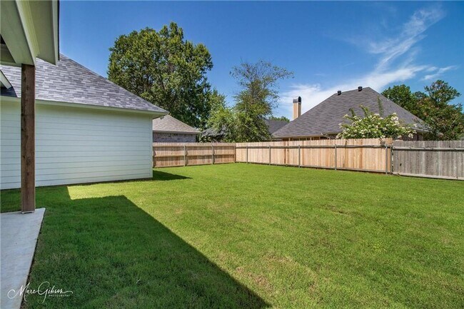 Building Photo - Gorgeous Updated 3 Bedroom Home - Only 5 years Old!